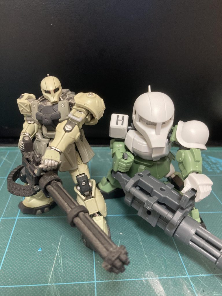 まずはザク本体とガトリングを仮組みしてバランスの確認。やはりガトリングがサイズオーバーだったので短縮することに。シルエットブースター2のサーベル握り手(左手)が無加工でガトリングの持ち手を保持できたのは嬉しかった!!