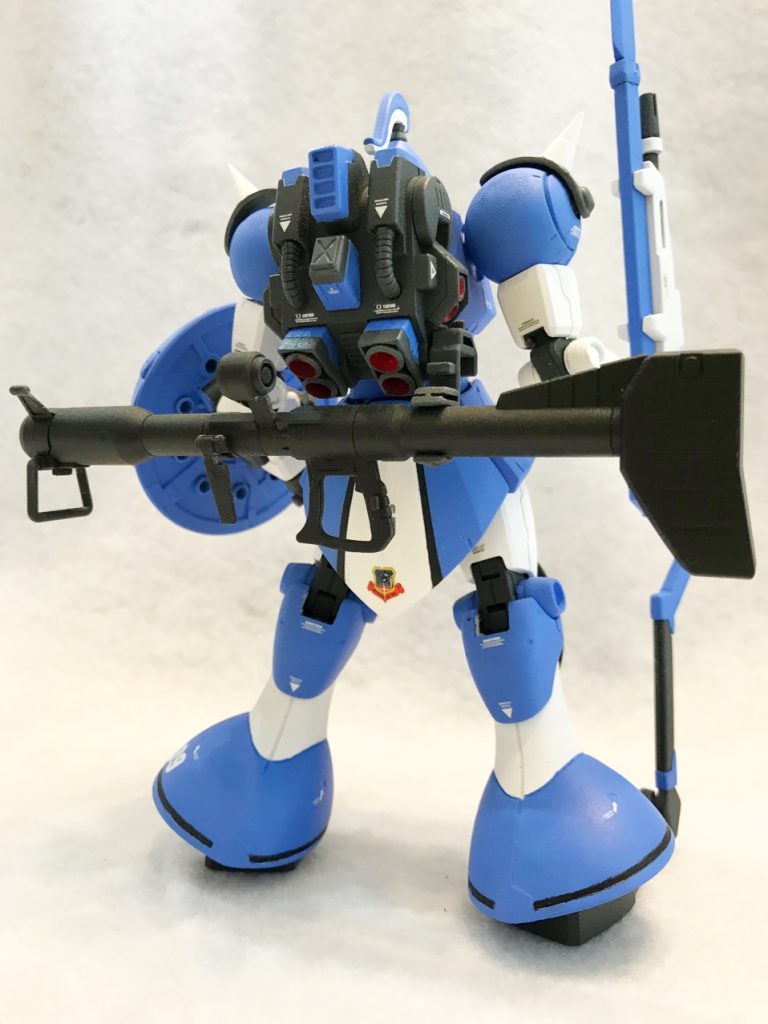 ジャイアントバズは、HGUCのジョニーザクから拝借。バックパックに懸架できるようにしてあります。