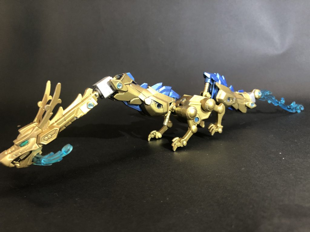 青龍ストライカーパック[セイリュウγ]青龍を模して作られたストライカーパック。ダブルオースコールのMBであるセイリュウ型の3号機にあたる。口部からのビーム射撃、尻尾のブレード部分による斬撃で戦う。青龍…というかほぼ金の龍ですねこれはwもう少し青味があってもよかったかな…。ギミックの都合で金が多めになってしまってます。