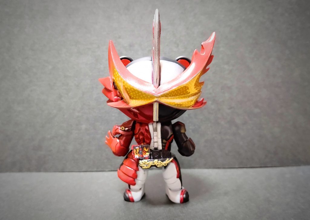 正面。特徴的な炎のマスクやドラゴンの肩アーマーなどパテで製作しました。