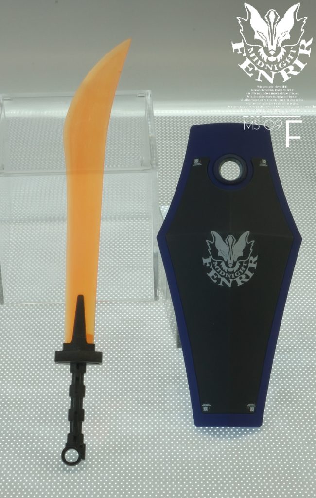 僚機のグフの形見、もしくは以前駈っていたグフの装備と言う設定で持たせてみました。