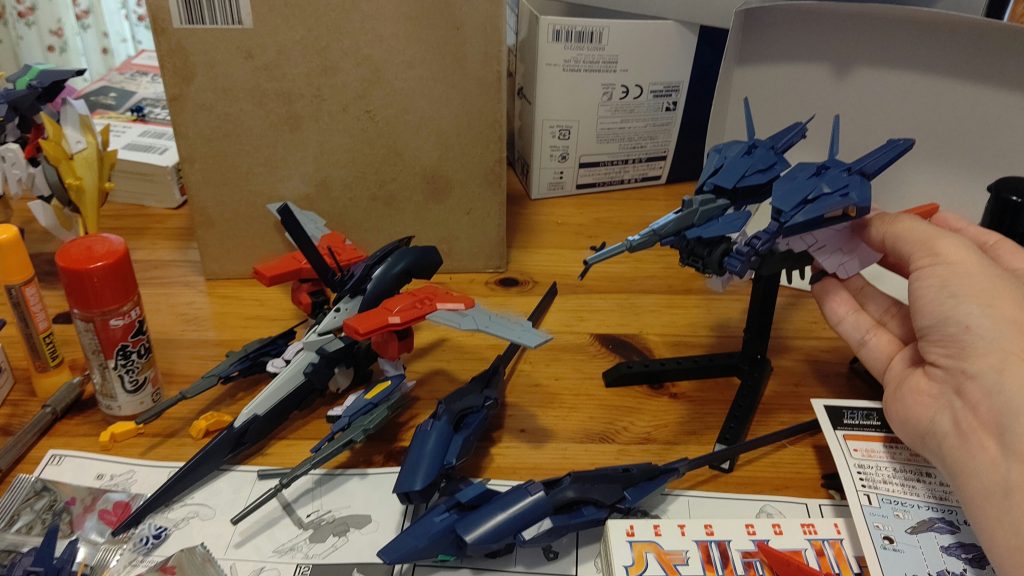 本当は三機の戦闘機に分離出来ます。ただ、画像の真ん中のやつがバックパックを分離させただけでショボいかな、と思ったので、メイン写真には二機分離までしか載せませんでした。