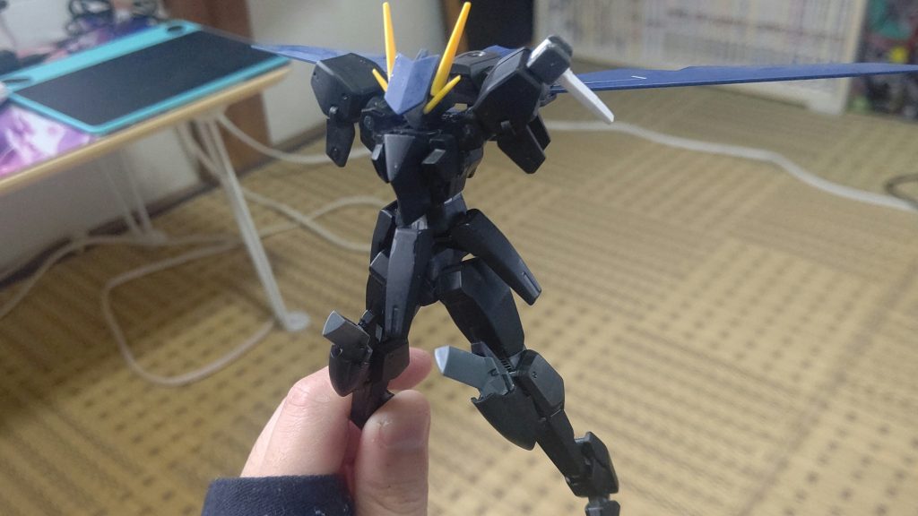 最初は両肩のとこはビームサーベルをただマウントさせる予定でした