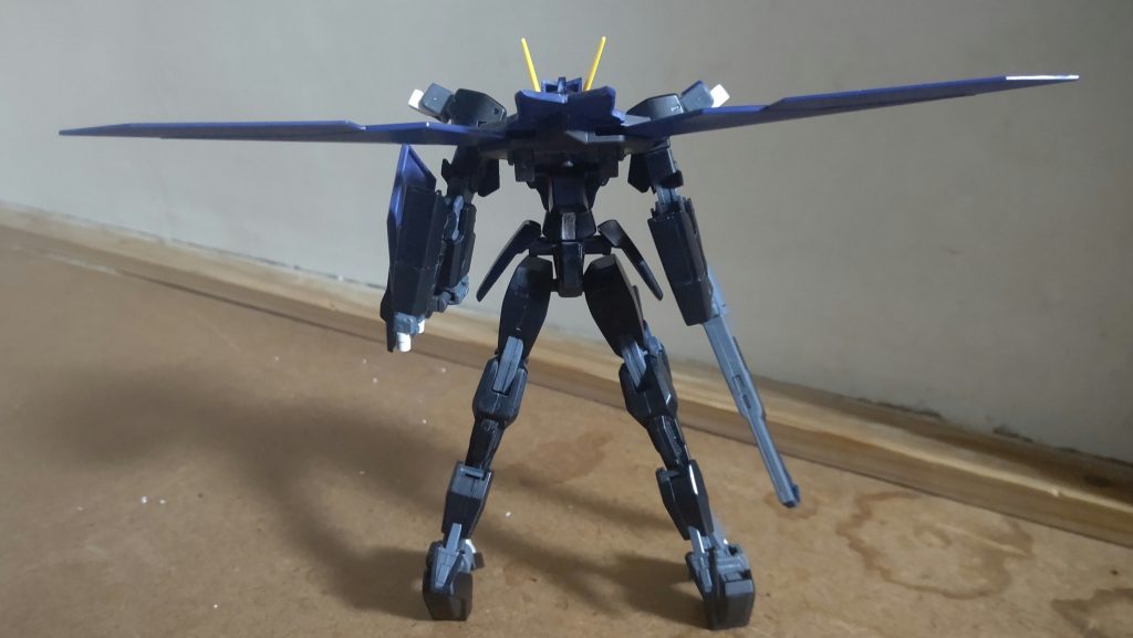 正面はメイン写真で省略ダブルオー系って機体がスリムなイメージなので、そこはあまりいじらず。でもセラフィムの短い手足を改良！…腕はストライクのですが