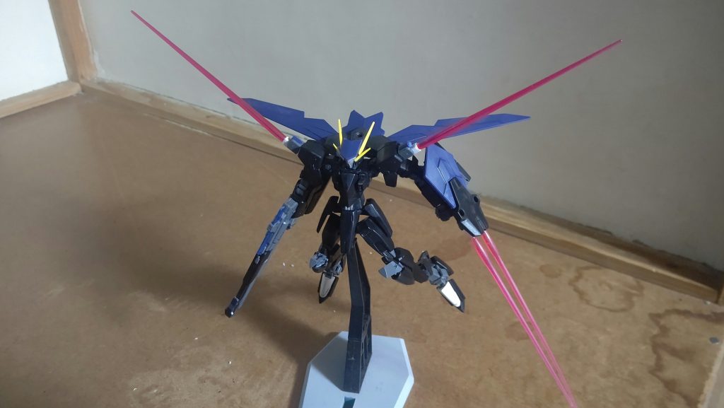 両肩と左手に装備したシールド内にビームサーベル接近戦もちゃんとできるよ