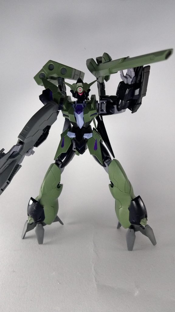 背中のアームはあえて剥き出し(手抜き作業)右腕にミサイルランチャー付いていないのはただでさえバズーカが重いのに他に何か付けるとバズーカ片手持ちが出来なくなるから……という都合上ですグリップ増設して両手持ち出来るようにすればよかったのですがそこまで技術無いので……
