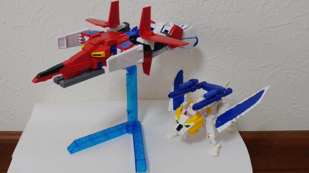 ライオンメカのエクスライガー(右)と戦闘母艦のキングフォートレス ちなみにキングフォートレスには少年が乗り込んで共に戦ってる感じです