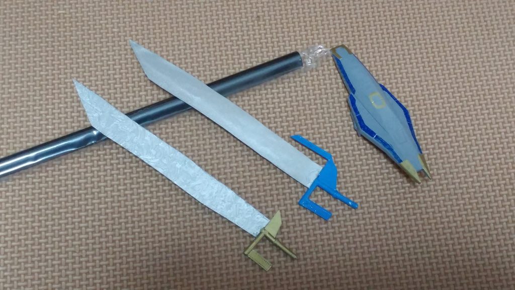 武器の剣狼 流星(ながせ) そして盾のパイルガードです。2の剣はビームサーベルグリップをベースにランナー プラ板 結束バンドの端切れで作っています。