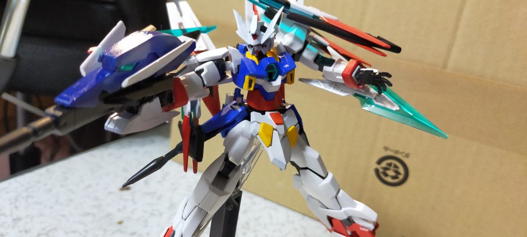 塗装はガンダムマーカーエアブラシを使ったのですが、エア缶が無くなり、部分的に筆やらマーカー直塗りなどをしてます…しかもトップコートも足りると思って新品を買ってなかったのですが、足りなくなってしまい、ブンドドがあまりできません（剥げる