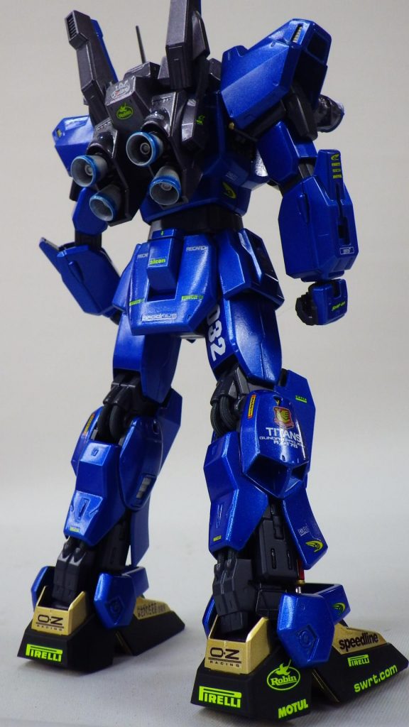 足はアルミよろしくゴールドに。この年のアルミホイ－ル採用はO.Zだったが個人的に好きなのはスピードラインのため、両方採用。足裏はタイヤのゴムをイメージして艶消しに仕上げ、提供をピレリ。