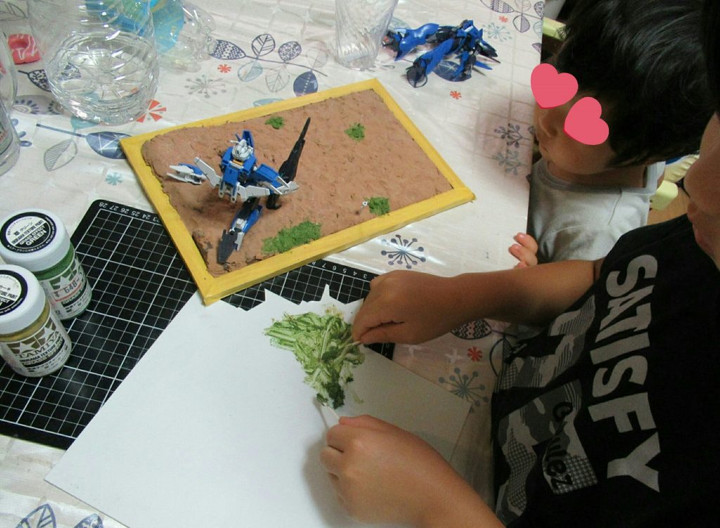 ジオラマベースは100均の粘土と写真パネルです。草の部分はタミヤの情景テクスチャペーストです。