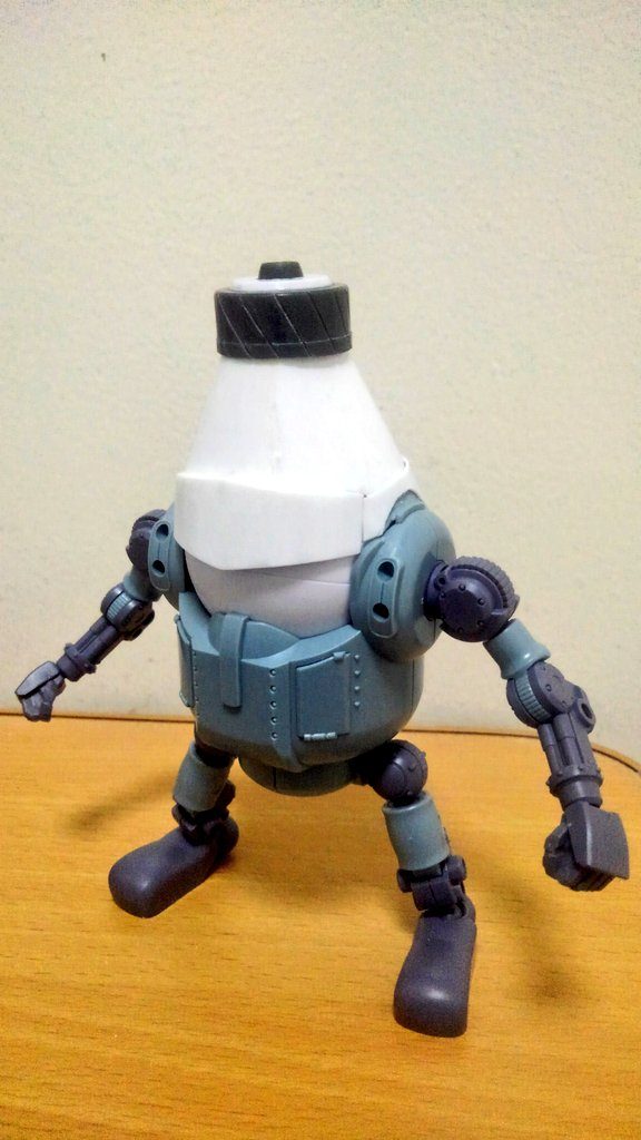 頭の部分の改造から入りました。基本的にプラバンによる工作がメインです。