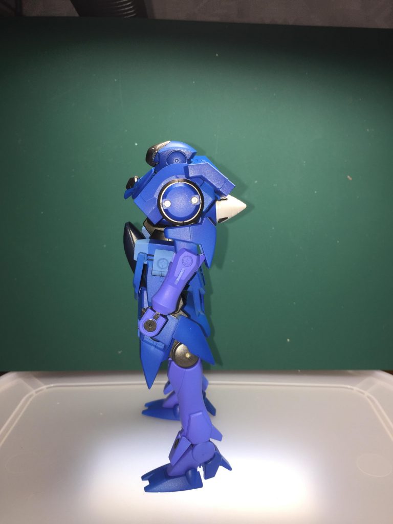 次世代の主力機、フラッグシップ機を決めるに当たり、当然だが主力部隊アロウズのアヘッドが選ばれていた。だがしかし、アロウズの色々なやらかしとイノベイドの傀儡になっていた事実が明るみに出て、アヘッド使えなくね?という風潮が生まれてしまった。さあ困ったのはだ~れだ?答えは技術屋です。設計図はもうほぼほぼ完成、アヘッドの技術を使うのだから、ガワだけでっち上げようにも最適化されれば、なにやってもアヘッドだとわかる面影が残る。じゃあ、予算もっと貰って何とかしよう、と思ったらアロウズ関連のやらかしの事後処理で予算はカット、そして軍縮が重なって追い予算カットされる始末。もうやってらんねーよ、とストライキするにも、して辞めて働く場所は、再就職先はコロニー公社?それとも起動エレベーター関連?募集?あるわけないでしょ、技術ノウハウ足りてるし、現場仕事は出稼ぎの多国籍な方々で埋まってるし、じゃあ、もう民間工場で何作る?のレベル。技術顧問の女慣れしてないロン毛野郎はブレイヴ作ってさっさと消えたよ?残った人達は首括る?といった事態に陥った。追い詰められると覚悟が決まるのは古来よりの人のサガか、技術屋連中は発起した。