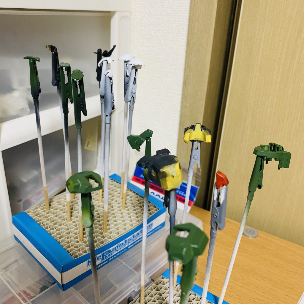 基本に忠実にランナー処理（400番の紙やすり）して、1000番のサーフェイサー後、本色に塗装していってます。本当はエアブラシが良いのですが環境の事情ですべてスプレー塗装です。仕上げにラッカー系のつや消しを吹いてます。