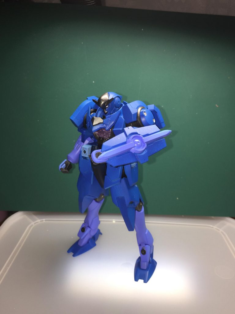 ということで予算ゲットに伴って、GN-XⅢのどことどこを換装するかの話である。大見栄切ったが、もし達成できないとなると、いろいろまずい。具体的には責任者と技術チームが解体されかねない、責任者は物理的に自主解体されかねない。予算の割合から作れる試作機は、どんなに頑張っても二機程度、と言うか一機作って後、0.7機作れるくらいの予算しかない。ろくにシルエットが変わってないGN-XⅢみたいなのを作っても、どうしようもないが試作機が作れて二機ってのはいくらなんでも少ない。シミュレーションができるスーパーコンピュータを使用しても、試作機を作るより正確な動きの把握やトラブルシューティングができるはずはない。八方塞がり・・・かと思ったが、ここで朗報が来る。外宇宙航行母艦ソレスタルビーイングの量子コンピュータ「ヴェーダ」である。即使用申請を出して、会議承認、予定していた換装データをGN-XⅢに装着、動きのシミュレーション数は既存のスーパーコンピュータなぞ言うに及ばず、そして予想されるトラブルシューティングの数も言うに及ばず。思わずテンションMAXな技術屋達、これならイケる!!と思った頃にクソ案件を追加される。純粋種のイノベイターが見つかったから使える機体を作れ、である。「終わってからにしやがれクソ野郎」と言えないのが悲しいところである。寝ずに考えた言い訳は「GN-XⅣ(仮称)が純粋種のイノベイターにどこまで順応できるかを調査後、それを上回る期待値が出るなら待ってくれ、そして、GN-XⅣ(仮称)を純粋種イノベイター専用機に再換装する案がある」と言うものである。もちろん、ペーパープランどころか最早空想の域であったが、GN-XⅣ(仮称)の期待値を盛りに盛って提出することで回避した。盛りに盛った数値が出ない、出せない場合はどうするの?その時は「一般兵でも扱えるようにデチューンしました、GN-XⅣでは純粋種のイノベイターの反応速度についていくことは不可能なので、再設計が必要です。お金ください!!」で回避するつもりである。議会は騙し通せたので、工期が遅れたGN-XⅣ(仮称)の着工始動である。「ヴェーダ」によるシミュレーションのおかげで試作品は一機だけつくることになった。余った予算はポッケナイナイ(横領)するわけではない、元々完全な試作機二機を作れるほど予算もらってないというのが事実だが、というか使い切らないと次回の予算を減らされるので、専用でありながら汎用性のある武器の試作に回すことにした。というか、当初武器はGN-XⅢの武器を流用する予定だったが、武器の新造が可能となったことにより火器管制システム刷新しなければならないかと思われたが、アドヴァンスドジンクスとスペルビアジンクスの火器管制システムの応用から頭部を新調することとした。勿論、今までのGN-Xの装備が使えないということはない。