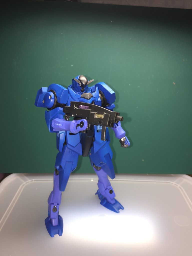 言わば、GN-X 3.9である。勿論、換装によって全てのGN-Xをアップデートすることが可能であるというのが大きなアドバンテージである。軍縮で製造するMSの数を制限しているため、元あったものを換装すれば新造ではないからOKという屁理屈である(なお、色々なことにこう言った屁理屈は通用するのが世の常である)。設計の大本はスペルビアジンクスであり、イノベイドの残していったガなんとか系の技術を取り入れ、お蔵入りになったアヘッドの技術もスラスターなどの優れた部分は取り入れている。換装する部位は腰回り、大腿部、胸部装甲、頭部、肩回りとなっており、頭部に関しては、サブコントロールシステムが搭載されておらず、四眼となっているが後の完成形では二眼に変更し再度サブコントロールシステムも再装備された。これはGN-X 3.9ではGN-XⅢ等の頭部を分解し一部パーツを組み替える形になっているが、GN-XⅣではそのまま頭部を交換する形になったためである。また、GN-XⅣでは女慣れしてないロン毛野郎が快く提供してくれたトランザムを搭載しているが、本機、GN-X 3.9ではそれが搭載されていない代わりにGN-XⅣよりも15%ほど稼働時間が少ないが、出力は上である。GN-XⅣでは肩のハードポイントが追加され、シールドが新造、肩に取り付けるブースターも新造された。本機も構造は肩と顔以外はGN-XⅣと同一の設計のため後発の装備も装備可能ではある。一機しか作ってないけれど。