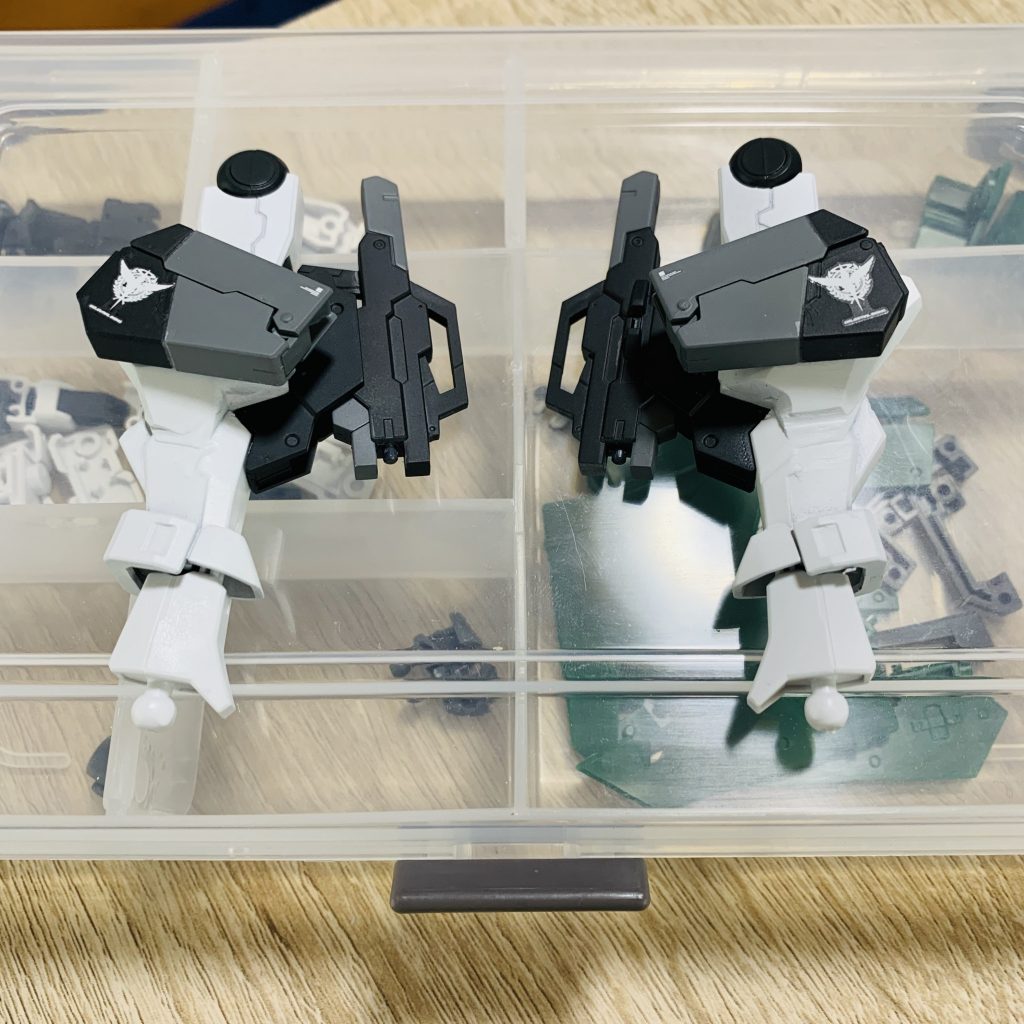 GNピストルはそのままではサーガの脚部に装着できないので、エポキシパテではめ込めるようにしました。