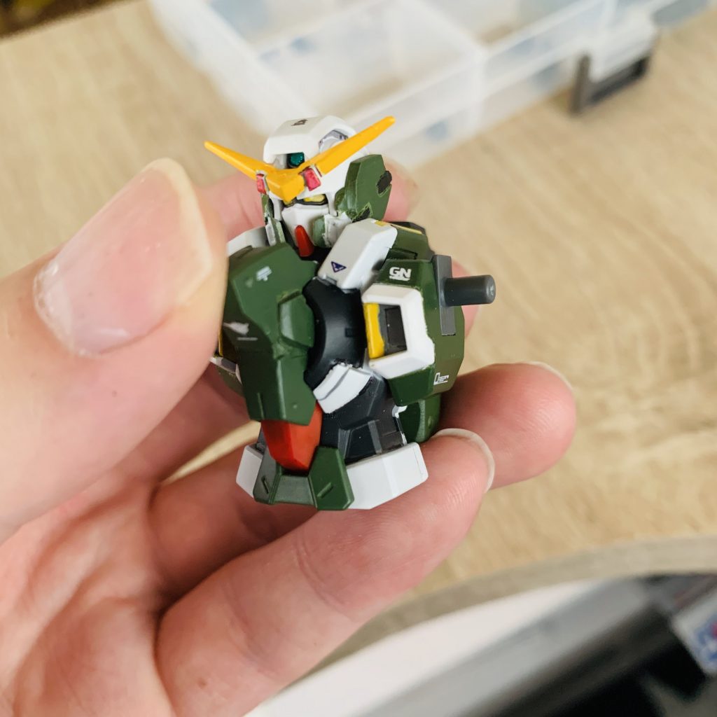 胸部装甲とサイドフェイスガードはエポキシパテで造形を行いました。デュナメスの胸部装甲はのっぺりとしているので立体的な形に、HGデュナメスのサイドフェイスガードは薄すぎて顔が長細く見えるので1mm程度膨らみをもたせています。