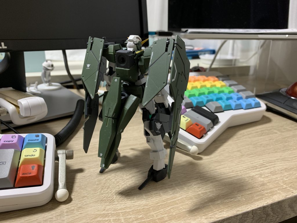 デュナメスの腰をベースにして後ろにサーガの腰を移植したので写真のようにハードポイントにシールドビットラックを取り付けることができます。セラフィムの取り付けはコーン部分を大胆にカットしエポキシパテでハードポイントを造形しました。