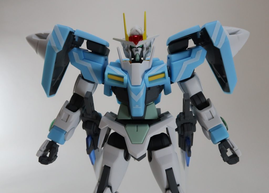 せっかくの色変えキットを塗っちゃうと意味がないので部分塗装と専用のマーキングシールを貼って仕上げました。マーキングシールは胸部~肩と・・・