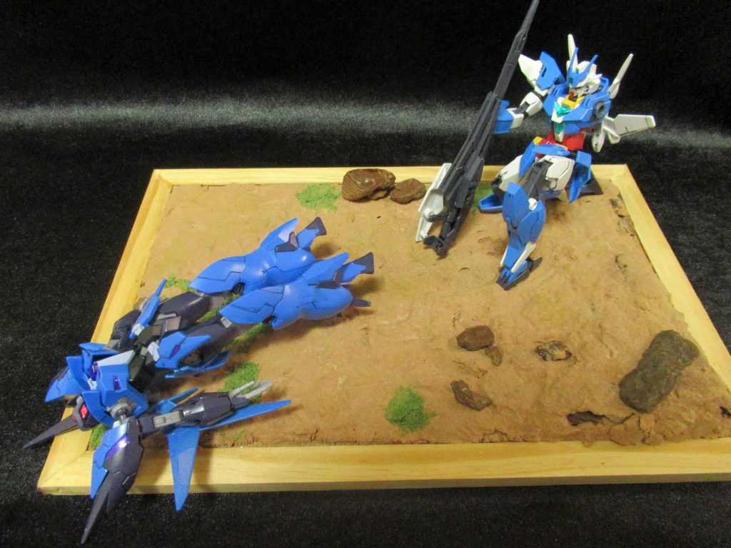 背景とライティング無し状態。アースリィガンダムとアルスアースリィはキット素組みにスミ入れのみです。他のアーマーと組み換え遊び出来なくなっちゃうので、汚しやダメージ加工は無しです。ヒロトはアースリィの左足のつま先の前にある岩に座ってる事にしてやってください(笑)