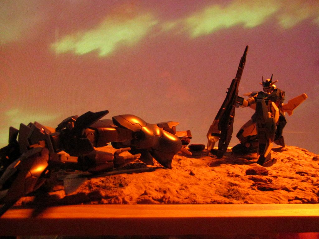 左腕を破損しながらも辛くもアルスアースリィを倒したアースリィガンダムを夕日が照らすシーンを再現しました。