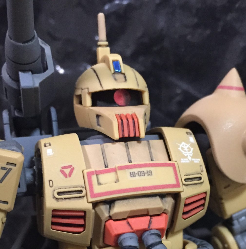 モノアイはレール部に穴を開けクリアのランナーを差し込みました。額のセンサーは別パーツにしましたがアップにするとあまり見栄えが良くないかも…