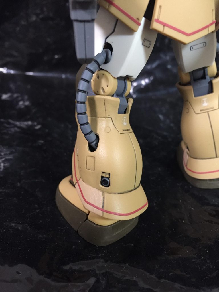 スネは合わせ目消しをしてスラスター部を市販のパーツに置き換えました。