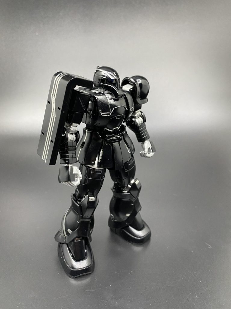 黒をベースに銀色を最低限入れるだけにしたんですが、最低限過ぎて主張が絶無に。