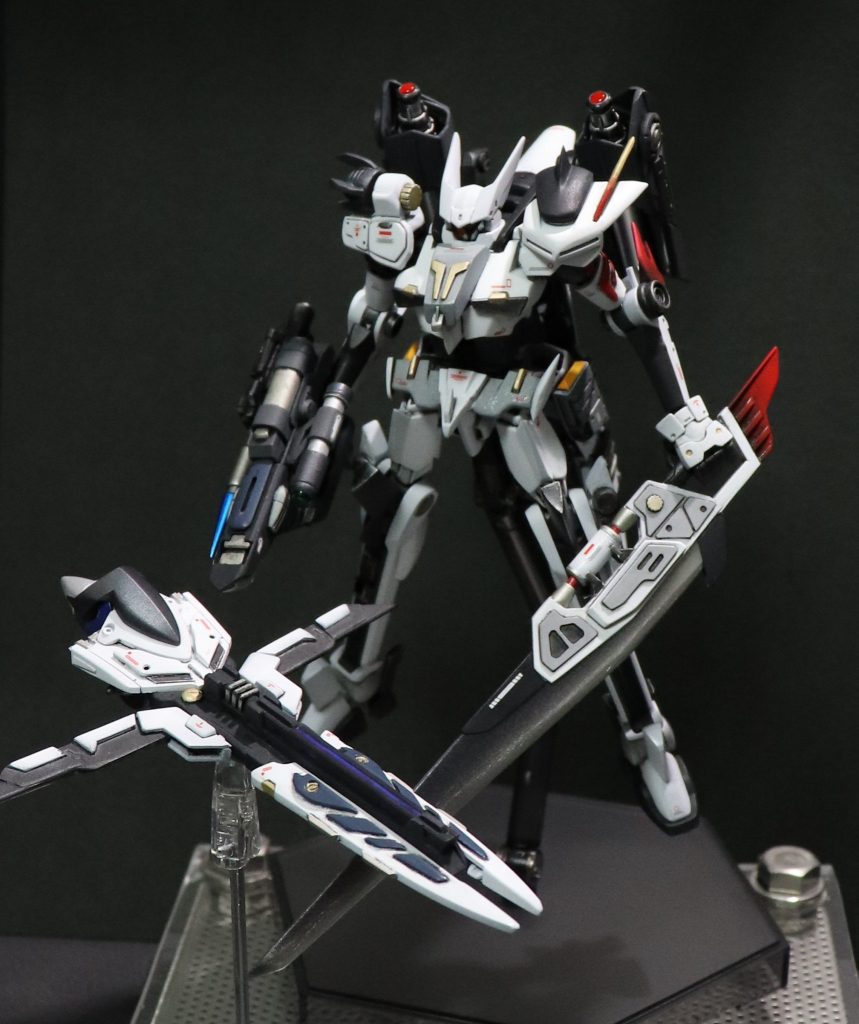 右肩のGNシールドは小型フラッグファイターに変形します