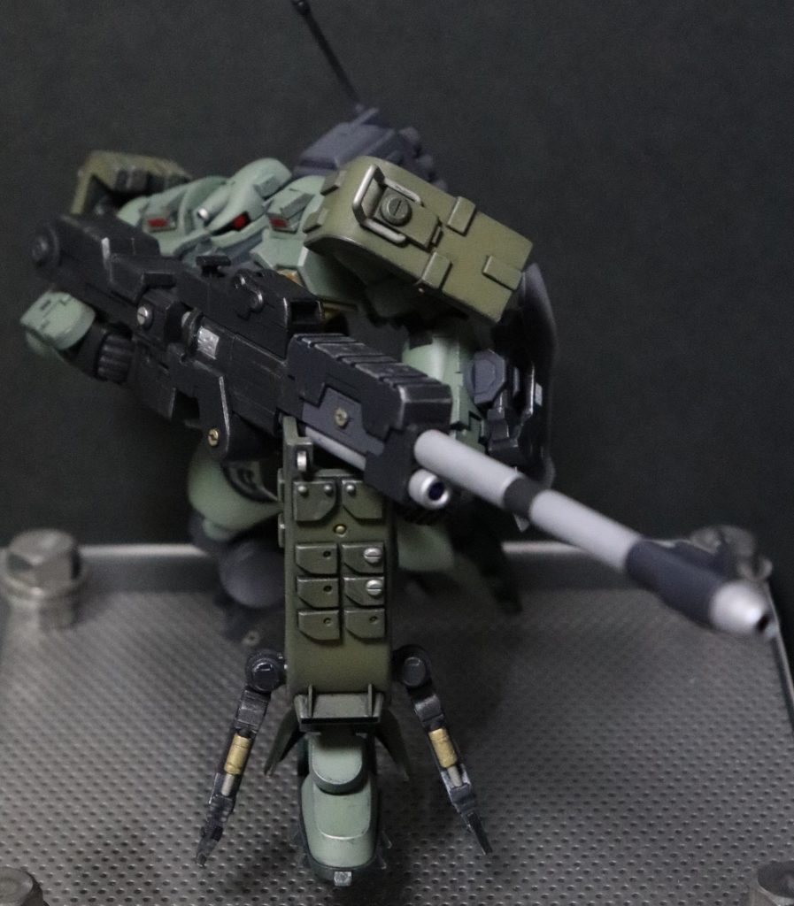 射撃姿勢です．．．スコープ無いので目視と勘による勝負に．．．