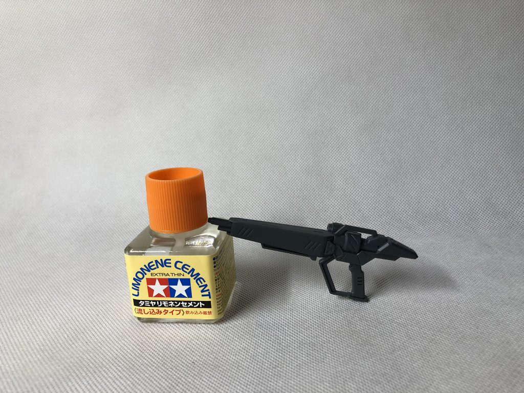 前後しますが、合わせ目消しも行ってみています。使用した接着剤はタミヤリモネンセメントの流し込みタイプ。シンナー臭の代わりにオレンジの香りが。こたつが恋しくなったとかならないとか。使用感としては問題なく感じます。何より良いのは臭い。換気は必要ですが、従来のスチロール系接着剤のシンナー臭に比べれば非常に使いやすい。