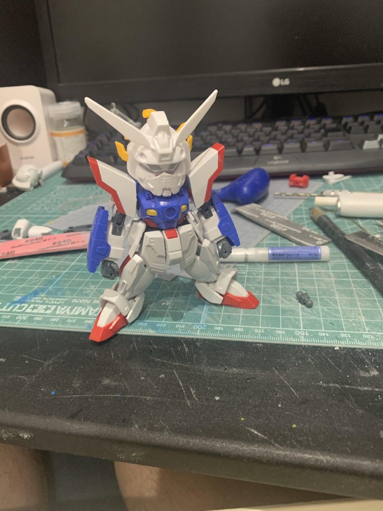 頭部はSDの物を使ってます口が小さすぎたのでプラバンで大きくしました。胴体・上腕・太もも部分を大幅にカット全体のバランスを見ながら短縮し、ボールデンジョイントで各部繋いでます