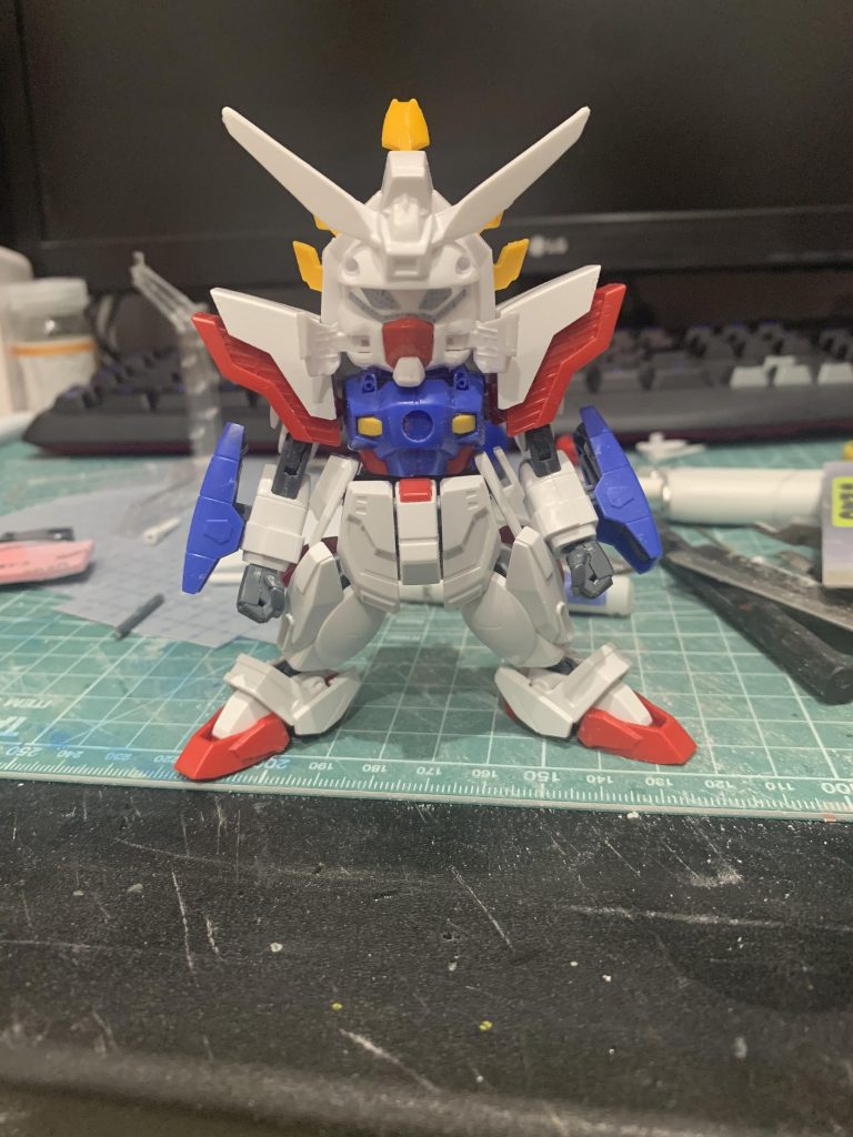 胸のコア部分にはハイキューパーツのドームスフィアのグリーン5ｍｍがピッタリなのでそのまま押し込んでます。隈取・目はプラバンで作ってます頭部バルカンにはプラ棒を突っ込んでピンバイスで穴をあけてディティールアップしてます