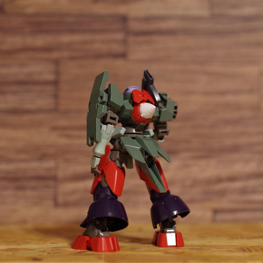 改造なし。各パーツを組み替えただけで、塗装しています。最近はサフレスでしたが、さすがに今回は成型色がちぐはぐだったので、グレーサフを吹いて一度均しました。