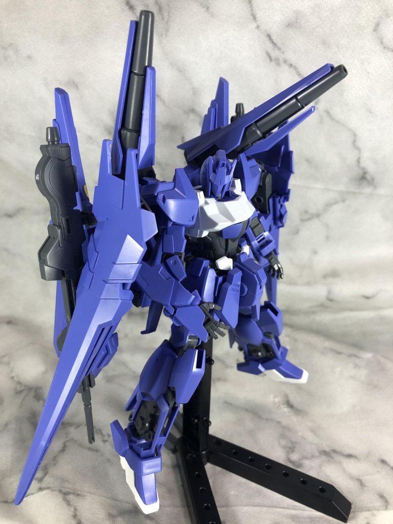 百万式+百万式で二百万式!!…のころ正直、このままのカラーリングでもよかったかもだがネタ的に塗らざるを得なかった…。元々、額の部分のパーツはデルタガンダムのヤツにする予定だったが、なんとなく百万式感が無かったので変更に。