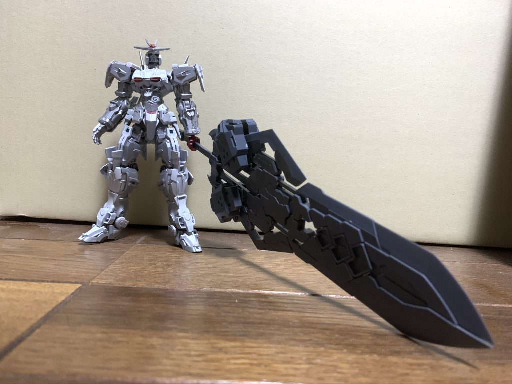 本来のロードアストレイには大剣は装備されておらずΩの武装ですが、寂しいのとロードアストレイΩの大剣のイメージが強かったので用意しました(*'ω'*)使用したのはコトブキヤの武器パーツでユナイトソードという商品です。