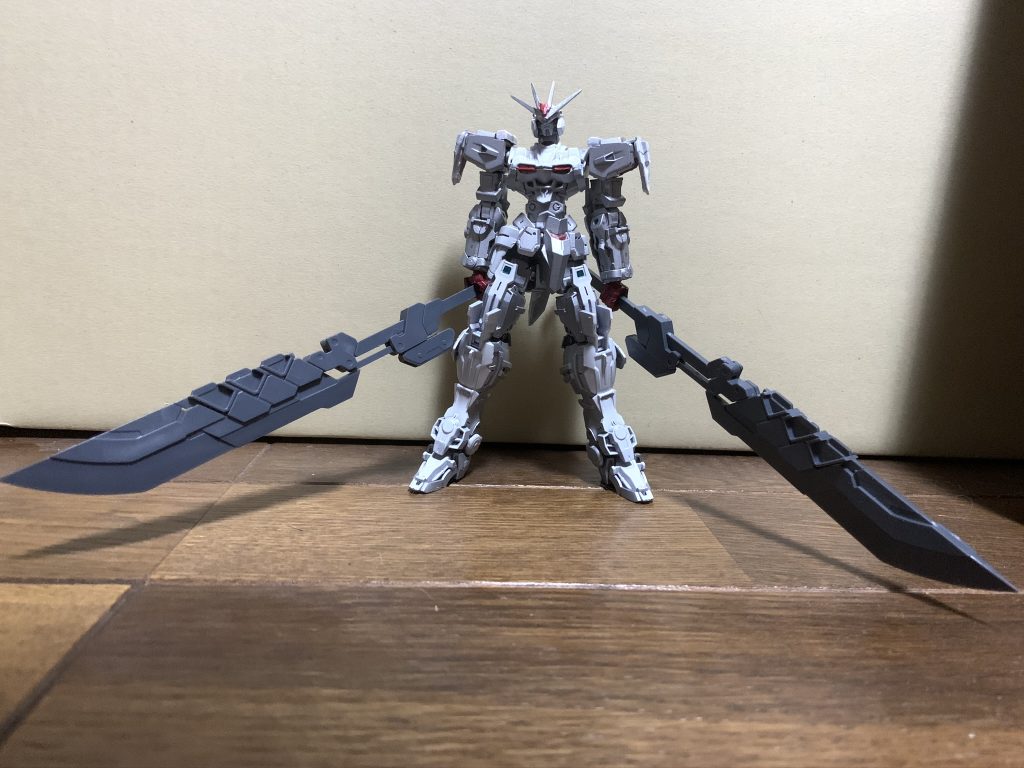 ロードアストレイΩの大剣と同じように分割して2本の剣にする事もできます。それがこのパーツを使用した大きな理由でした。ただこの状態でもけっこー重いので大胆なポーズ付けは厳しかったです(;´∀`)