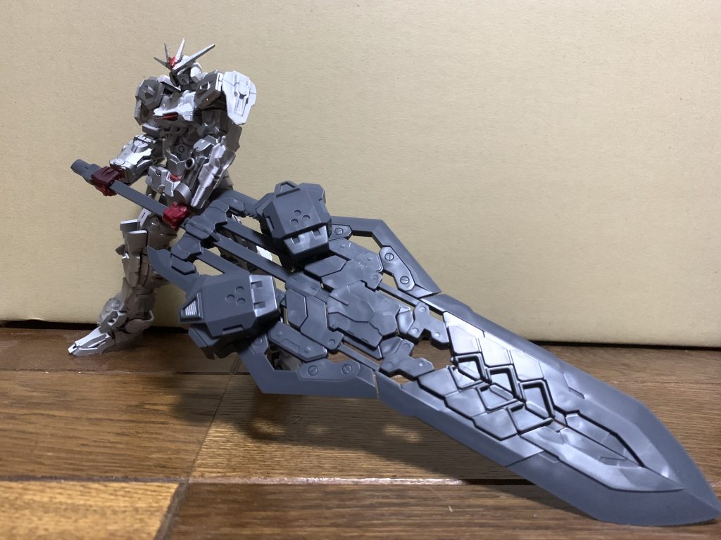 けっこう無理して持たせてあるのでポロリするのと、重すぎるので剣先を床につけたこのポーズが精いっぱいでした。関節が重さにたえられません(;^ω^)それと持ち手を塗装し忘れて赤いキットの整形色のままですw