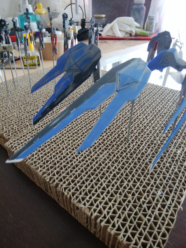 長々と妄想設定に付き合っていただき､ありがとうございました！スマホにたまたま制作過程の写真あったのでアップしてみます。ウイング部の合わせ目消しと先端を尖らせるためにプラ板で延長してあります。（しかし…お、汚部屋が(--;)）