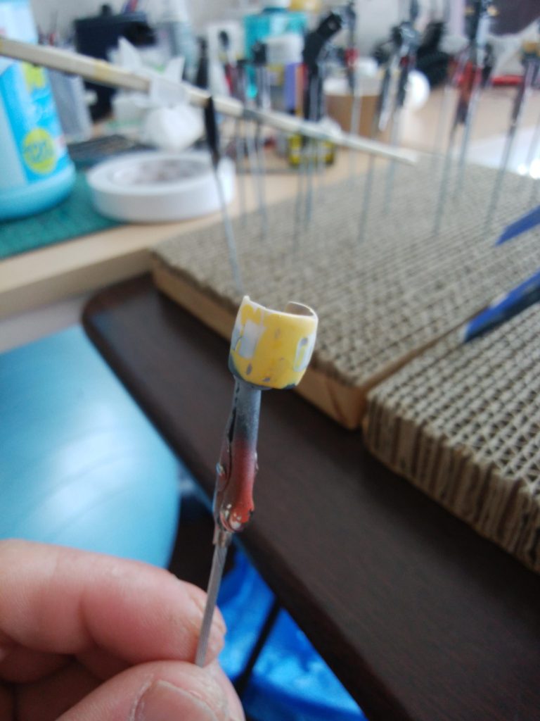 股関節の延長部の目隠しです。（プラ板とパテの貼り合わせ…ディテール全くなし…）