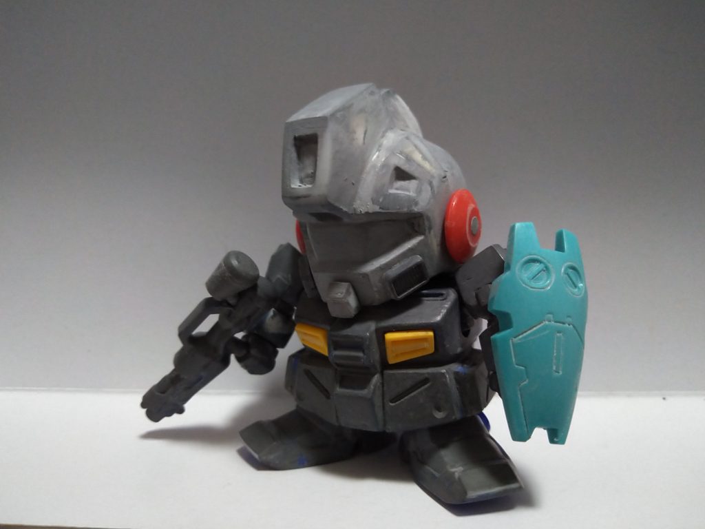 かなり形になってきた頃。腰にプラ板を貼って溝を彫り、足の甲にプラ板で厚みを足してます。この後耳パーツを大きいのに変えて、頭部にめり込んだような形に頭側を彫ります。