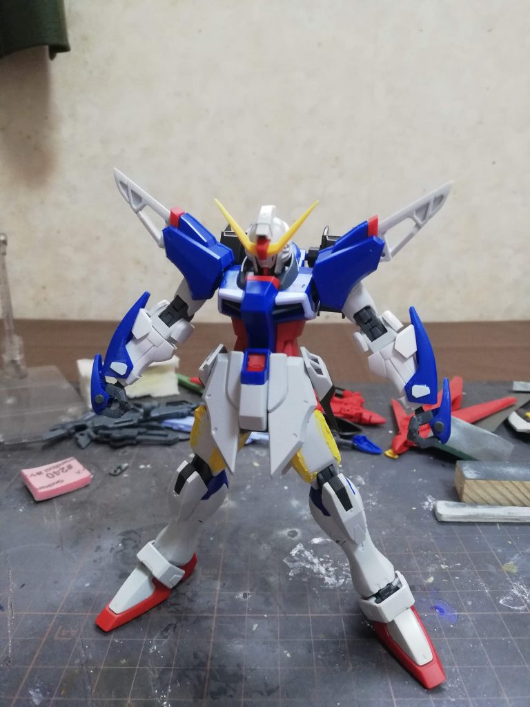 腕部分は試行錯誤し、OOガンダムの足をミキシングするなど、かなりカオスなことになってます。