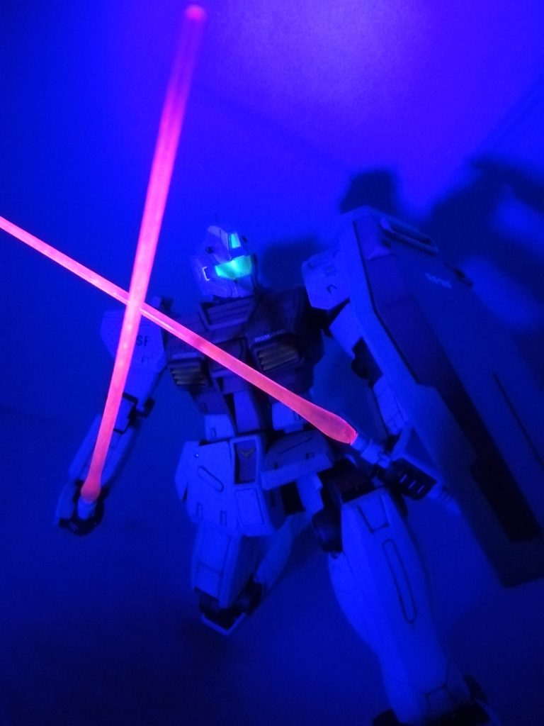 ガイアカラーの蛍光ピンクと蛍光グリーンで塗りましたので、ブラックライトを当てると光ります。