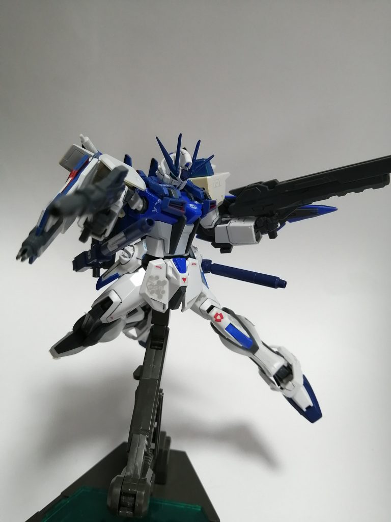 ビームライフル/ビームキャノン2丁のビームライフルとバックパックに装備されているキャノン、ライフルは取り回しに優れている。