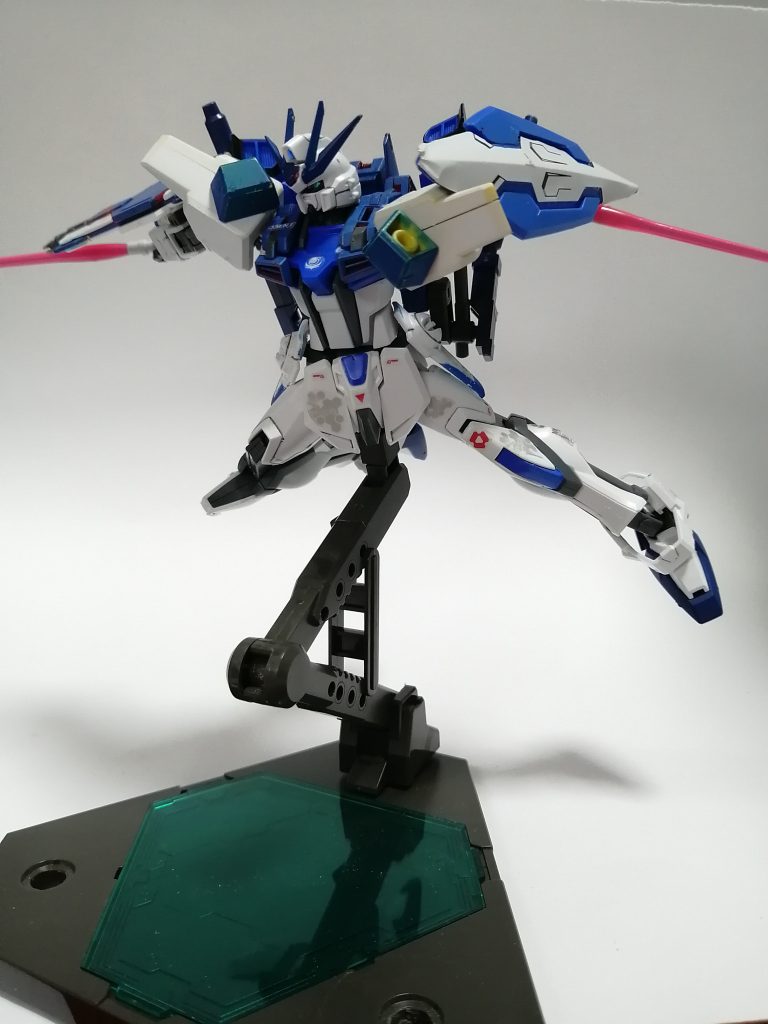 ビームサーベル本機体の肩に装備されている、2本のビームサーベル、ストライクガンダムのものと威力は変わらない。