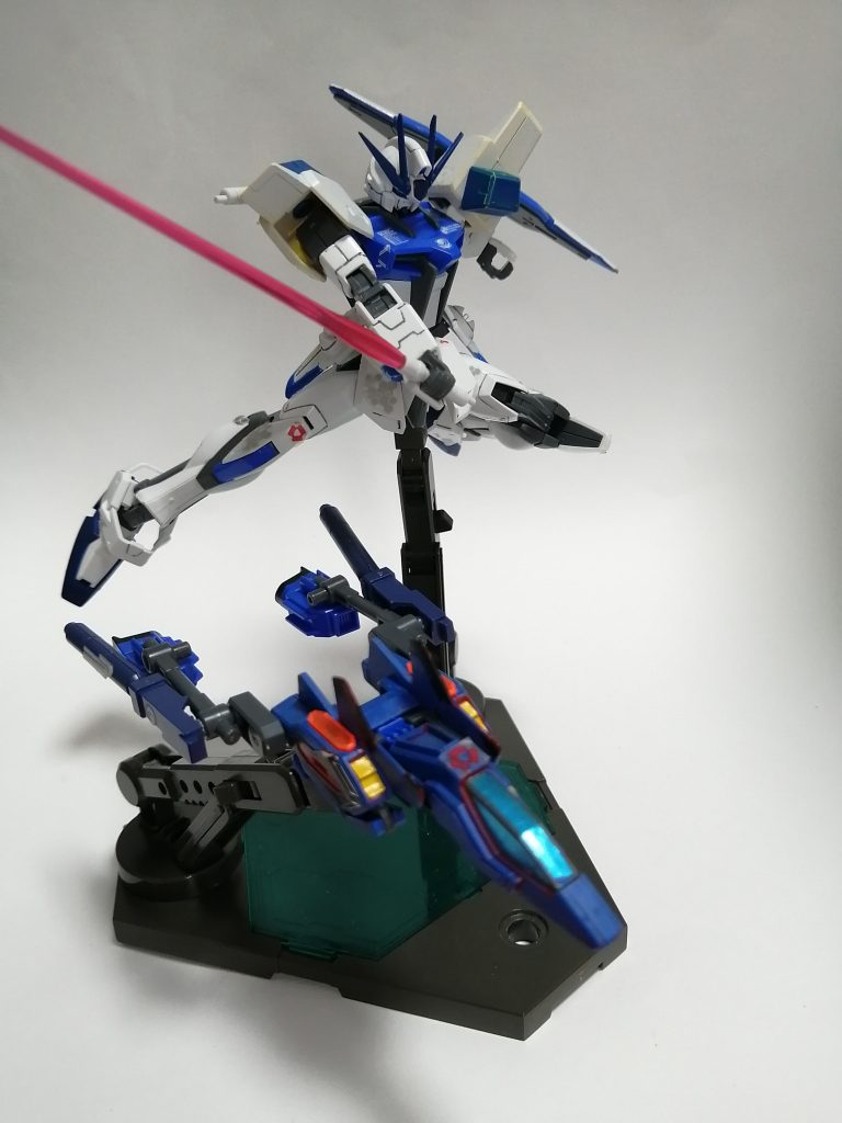 バックパックブースター独立稼働し、支援機になるブースター、この状態ではビームキャノンの攻撃が主になる。