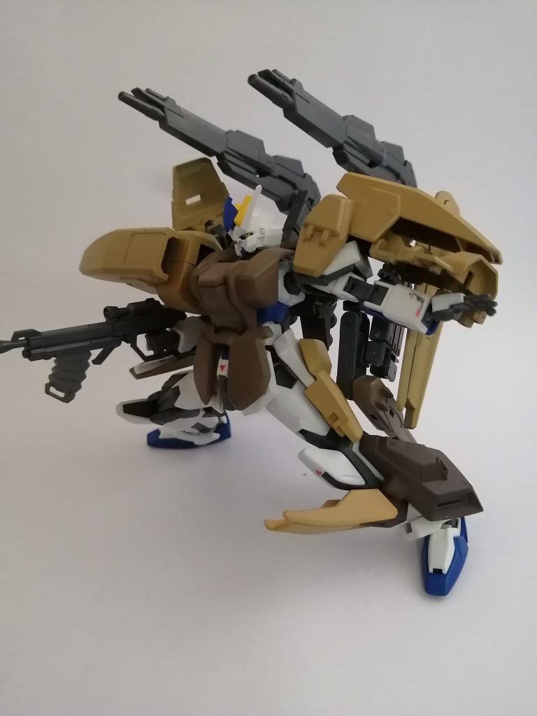 大型ビームキャノン文字通り大型で高威力なキャノン、エネルギーパックが付いているので機体のエネルギー切れの心配は必要ない。・パワードジムカーディガンのバックパックに付いているものです〜ちなみに、バックパックとの接続はバックパック側に、3ミリプラ棒をぶっ刺してます。