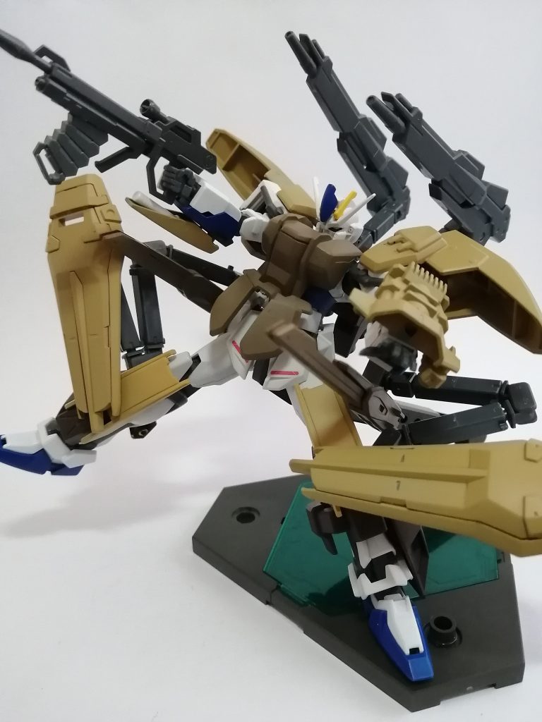 サブアーム/Ｅパック式ビームライフル、レールガンサブアーム　対ビームシールドが接続されている。ある程度自由度はある。Ｅパック式ビームライフル　本機体のエネルギーをできるだけ消費しないためにＥパック式が採用されたライフル。レールガン　サブアームに装備されているレールガン、連射力はないが一撃が高威力。・Ｅパックはユニコーン、レールガンはユニバースブースターです〜、レールガンはアムアムで接続してます。