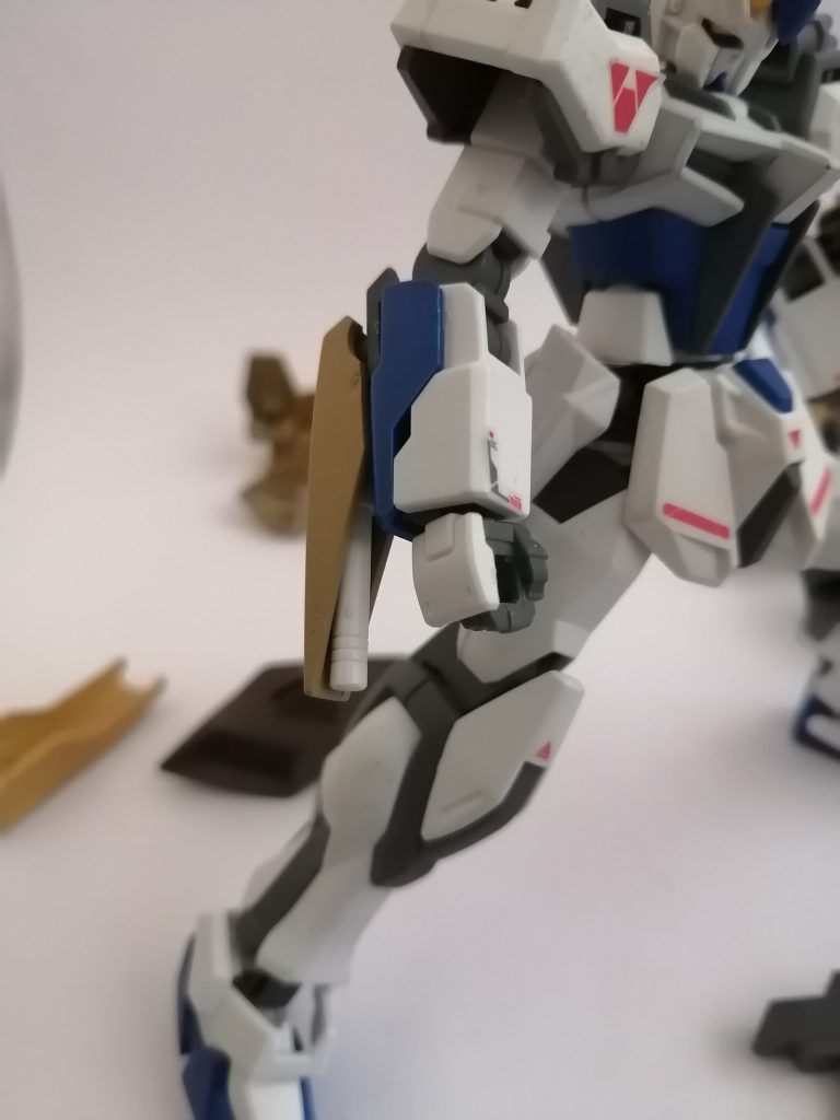 ビームサーベル本機、唯一の格闘武装。ウイングガンダムのシールドの器具を取り付けてます。